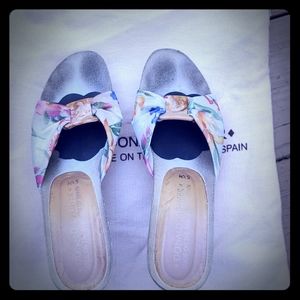 Donald Pliner wedge flower sandals